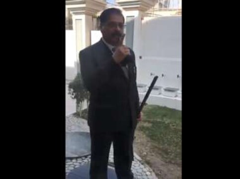 Video of Pakistani man leaving house to 'kill Hindus' goes viral; Indians, Pakistanis join hands in trolling him on Twitter Video of Pakistani man leaving house to 'kill Hindus' goes viral; Indians, Pakistanis join hands in trolling him on Twitter