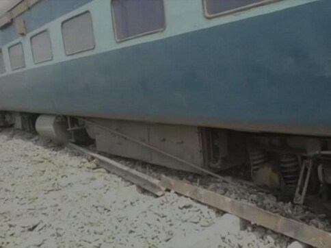 Six injured after 13 coaches of Tapti Ganga Express derail in Bihar’s Saran; rescue operations underway Six injured after 13 coaches of Tapti Ganga Express derail in Bihar’s Saran; rescue operations underway