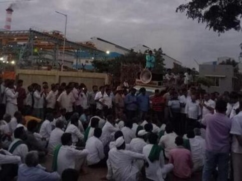 In Karnataka's Belgaum, sugarcane farmers are being pushed to the edge by rising costs, price drops and long-pending arrears In Karnataka's Belgaum, sugarcane farmers are being pushed to the edge by rising costs, price drops and long-pending arrears