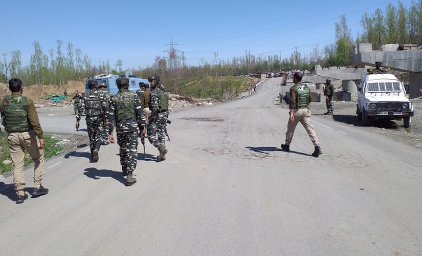 Security forces deployed on the highway. Image courtesy: Hilal Shah
