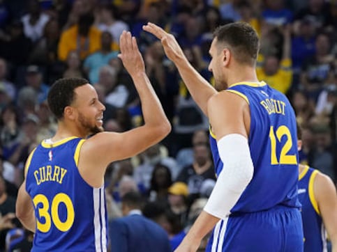 NBA: Stephen Curry, Klay Thompson star in Warriors' win over Hornets; Trae Young's buzzer-beater helps Hawks beat Bucks NBA: Stephen Curry, Klay Thompson star in Warriors' win over Hornets; Trae Young's buzzer-beater helps Hawks beat Bucks
