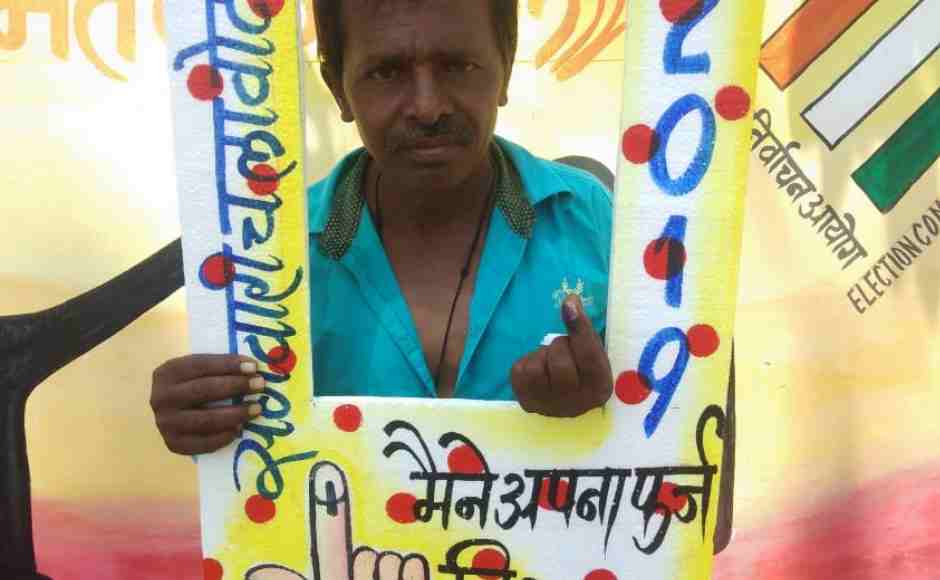 Voters flaunting their inked fingers at a selfie zone made in Koriya. Chandrakant Pargir/ 101Reporters Voters flaunting their inked fingers at a selfie zone made in Koriya. Chandrakant Pargir/ 101Reporters