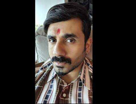 Hasmukh first look: Vir Das is stand-up comedian by day, serial killer by night in this dark comedy series Hasmukh first look: Vir Das is stand-up comedian by day, serial killer by night in this dark comedy series