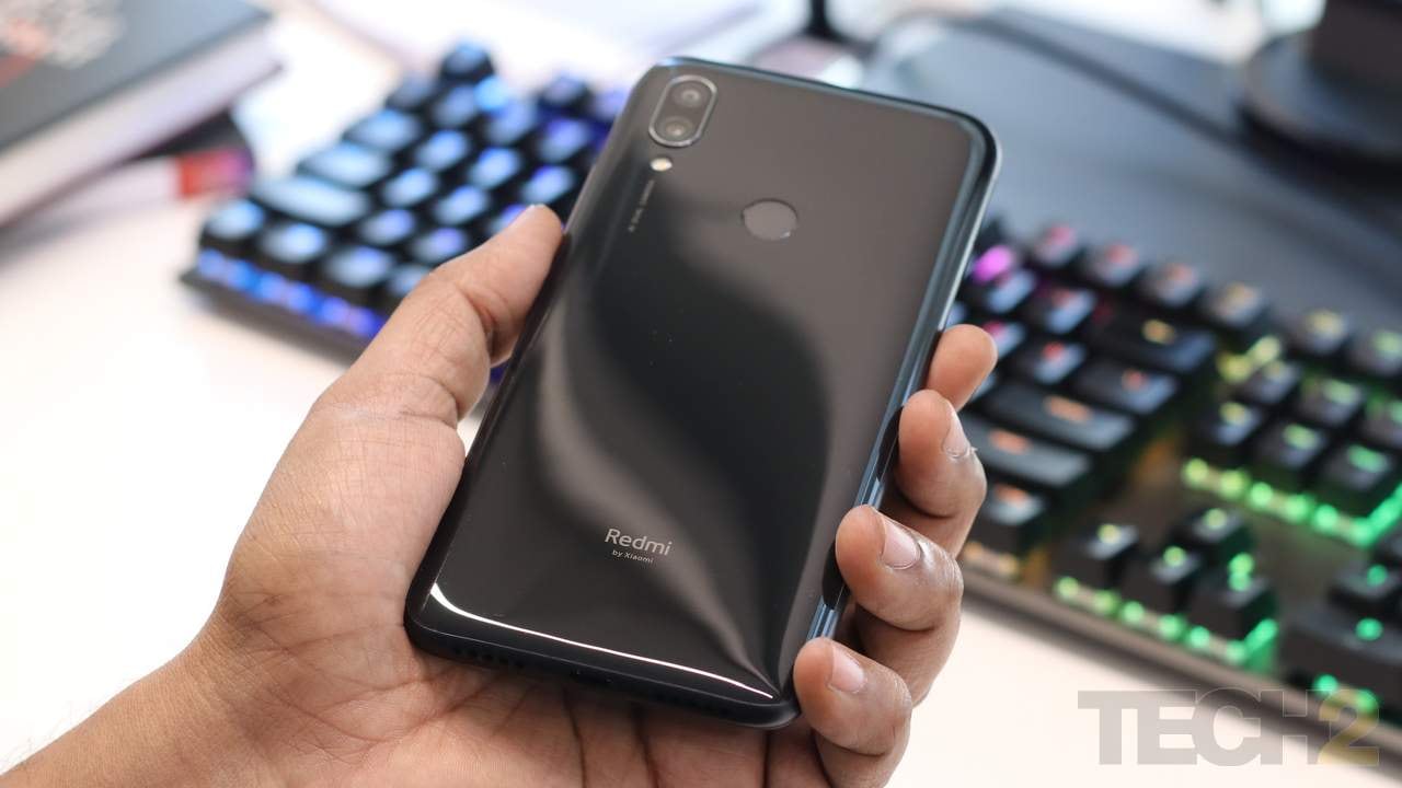The plastic back looks like glass. Image: Omkar Patne