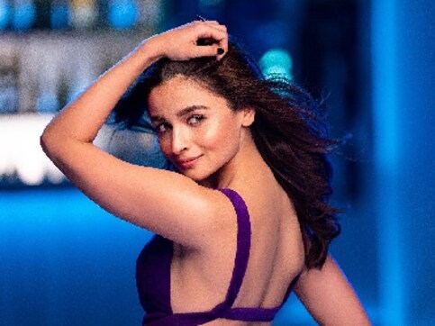 Student of the Year 2: Alia Bhatt to appear in 'Hook Up Song' with Tiger Shroff in upcoming sequel Student of the Year 2: Alia Bhatt to appear in 'Hook Up Song' with Tiger Shroff in upcoming sequel