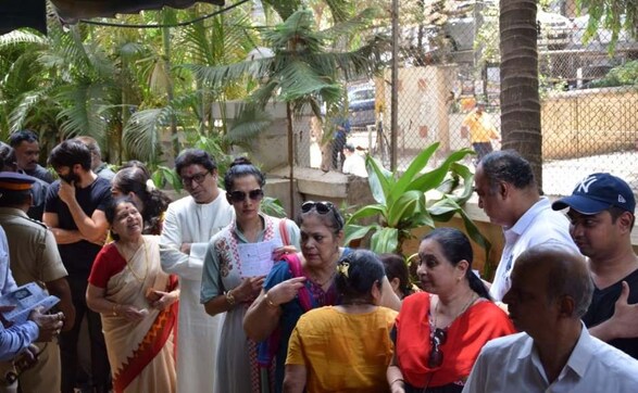 Celebs, politicians queue up with common people as all six Lok Sabha seats in Mumbai go to polls Celebs, politicians queue up with common people as all six Lok Sabha seats in Mumbai go to polls
