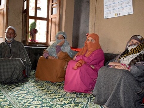 Lok Sabha polls in Kashmir: Midnight arrests and Hizbul Mujahideen threats cast shadow on last leg of polling in Valley Lok Sabha polls in Kashmir: Midnight arrests and Hizbul Mujahideen threats cast shadow on last leg of polling in Valley