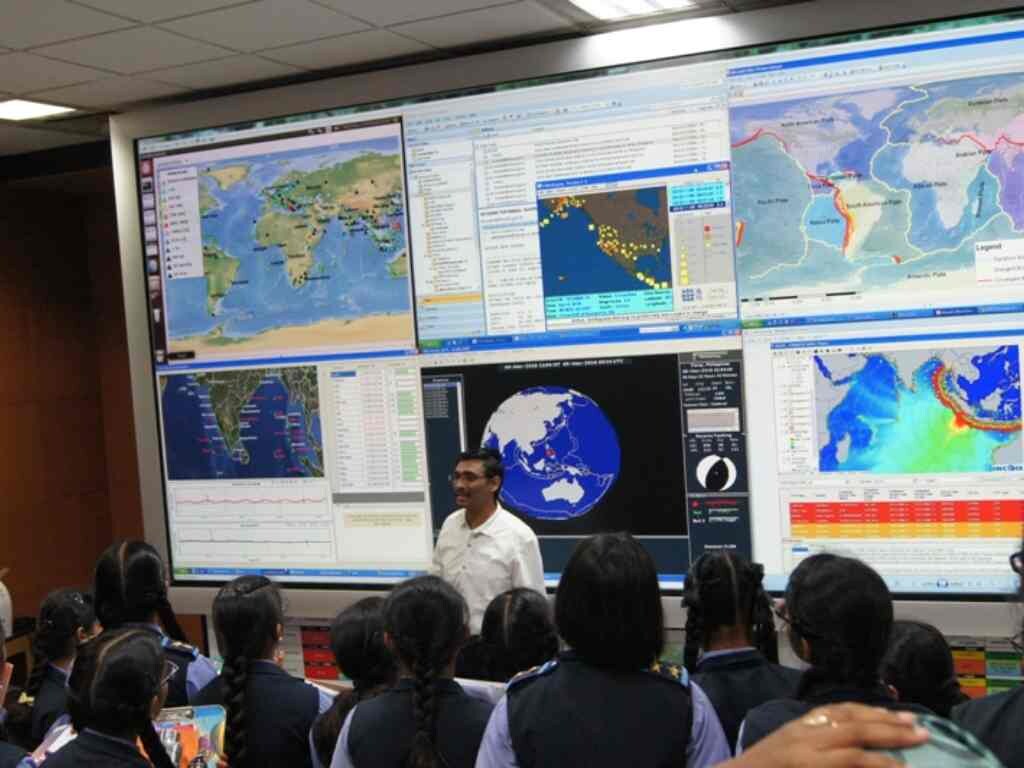 Awareness campaign on tsunamis run by INCOIS employees for students. Image: INCOIS, 2018