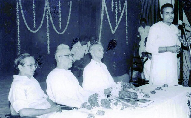 A clean-shaven Narendra Modi (extreme right) addressing a crowd during a programme in the presence of former RSS chief Madhukar Dattatraya Deoras. Image courtesy: Moving Pixels A clean-shaven Narendra Modi (extreme right) addressing a crowd during a programme in the presence of former RSS chief Madhukar Dattatraya Deoras. Image courtesy: Moving Pixels