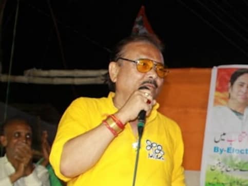 West Bengal Lok Sabha Election 2019 voting Updates: Crude bombs, bricks hurled at TMC leader Madan Mitra's car in 24 North Parganas West Bengal Lok Sabha Election 2019 voting Updates: Crude bombs, bricks hurled at TMC leader Madan Mitra's car in 24 North Parganas