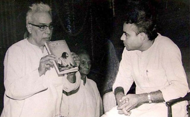 Narendra Modi in conversation with former RSS chief Madhukar Dattatraya Deoras. Image courtesy: Moving Pixels Narendra Modi in conversation with former RSS chief Madhukar Dattatraya Deoras. Image courtesy: Moving Pixels