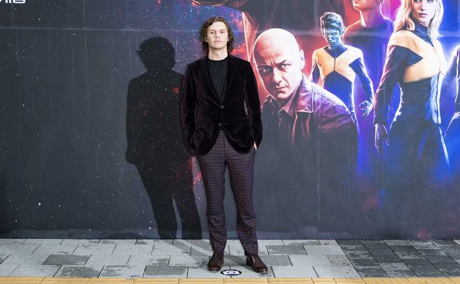 Evan Peter plays Quicksilver Evan Peter plays Quicksilver