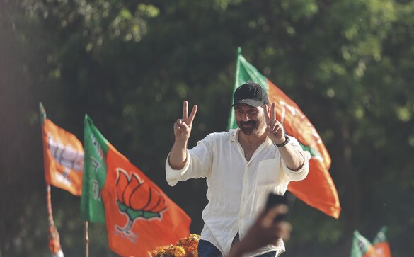 Will Gadar trump Darr in Sunny’s Border town battle?