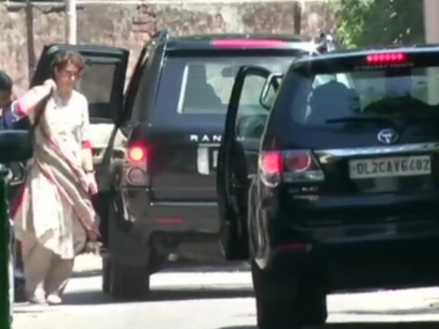 Priyanka Gandhi Vadra, Randeep Singh Surjewala meet Rahul Gandhi at his residence with Congress president 'insistent' on resigning Priyanka Gandhi Vadra, Randeep Singh Surjewala meet Rahul Gandhi at his residence with Congress president 'insistent' on resigning