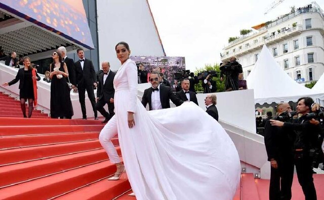 Sonam Kapoor Ahuja in Ralph & Russo. Image from Twitter @AbdulsameerD Sonam Kapoor Ahuja in Ralph & Russo. Image from Twitter @AbdulsameerD