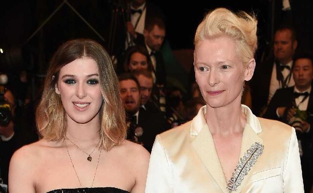 Tilda Swinton with her daughter Honor at Parasites premiere. Image from Twitter @MaurizioGlovia Tilda Swinton with her daughter Honor at Parasites premiere. Image from Twitter @MaurizioGlovia