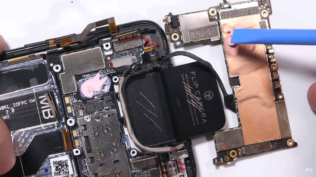 The ZenFone 6z has two motherboard stacked together with thermal paste. Image: YouTube/ JerryRigEverything