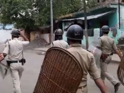 West Bengal violence: Huge police deployment in Bhatpara as clashes between TMC, BJP 'supporters' leave two dead, 11 injured West Bengal violence: Huge police deployment in Bhatpara as clashes between TMC, BJP 'supporters' leave two dead, 11 injured