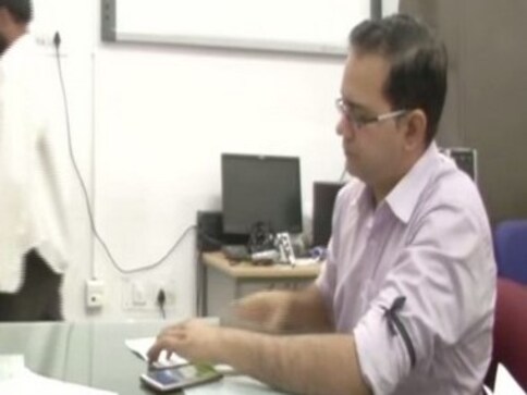 Jaipur doctors sport black arm bands while working; express solidarity with protesting colleagues in West Bengal Jaipur doctors sport black arm bands while working; express solidarity with protesting colleagues in West Bengal