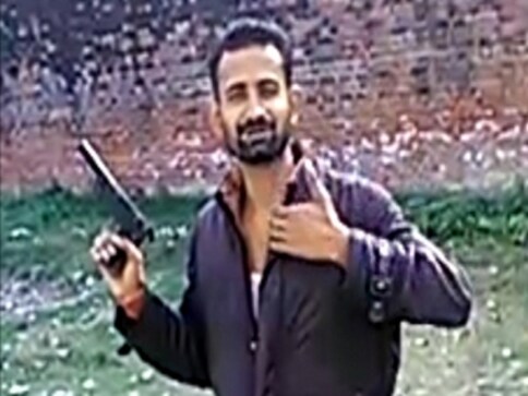 Video of Uttar Pradesh jail inmates flashing pistol goes viral; facing criticism, govt says pistol made of 'clay' Video of Uttar Pradesh jail inmates flashing pistol goes viral; facing criticism, govt says pistol made of 'clay'