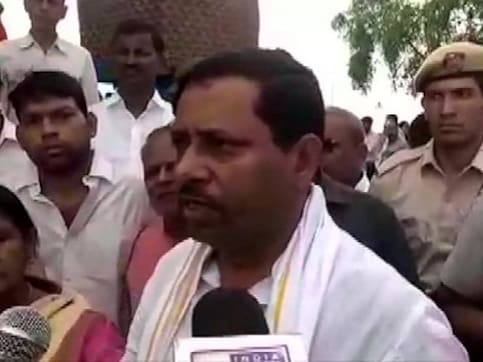 Ram Shankar Katheria's bodyguards thrash employees at Agra toll post, BJP MP calls action 'self-defence' Ram Shankar Katheria's bodyguards thrash employees at Agra toll post, BJP MP calls action 'self-defence'