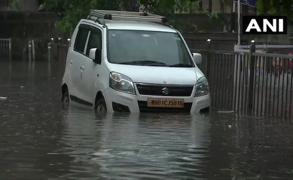 Mumbai Rains: Downpour leads to traffic snarls, disrupts public transport; train with 700 onboard held up for hours due to flooding Mumbai Rains: Downpour leads to traffic snarls, disrupts public transport; train with 700 onboard held up for hours due to flooding