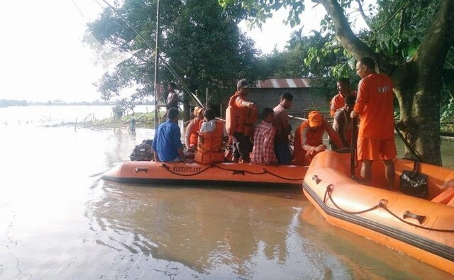 NDRF and SDRF teams have been carrying out rescue operations in flood-affected regions of Assam. Twitter/@ANI NDRF and SDRF teams have been carrying out rescue operations in flood-affected regions of Assam. Twitter/@ANI