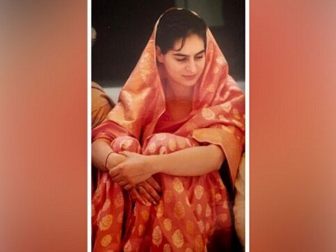 #SareeTwitter takes over Internet; Priyanka Gandhi tweets a throwback sari photo from her wedding day #SareeTwitter takes over Internet; Priyanka Gandhi tweets a throwback sari photo from her wedding day