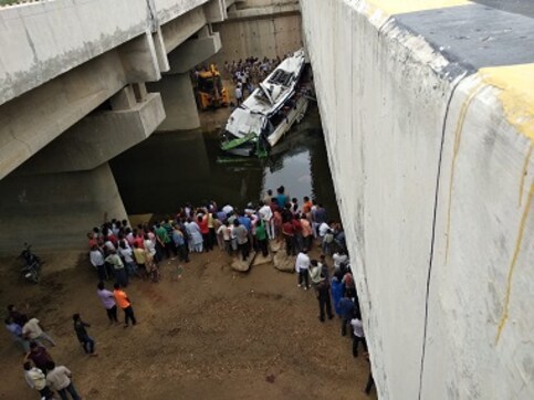 29 killed as bus falls into drain on Yamuna Expressway, rescue operations underway; Yogi Adityanath orders inquiry on cause of accident 29 killed as bus falls into drain on Yamuna Expressway, rescue operations underway; Yogi Adityanath orders inquiry on cause of accident
