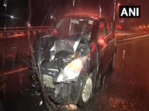 Mumbai rains: Eight injured after 3 cars collide on Andheri flyover; IMD predicts heavy showers for next 2 days Mumbai rains: Eight injured after 3 cars collide on Andheri flyover; IMD predicts heavy showers for next 2 days