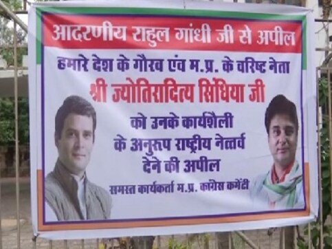 Madhya Pradesh Congress Committee puts up poster in Bhopal appealing to Rahul Gandhi to appoint Jyotiraditya Scindia as next party leader Madhya Pradesh Congress Committee puts up poster in Bhopal appealing to Rahul Gandhi to appoint Jyotiraditya Scindia as next party leader