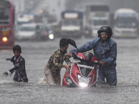 Mumbai comes to standstill due to incessant rain; railway, road traffic thrown out of gear, 52 flights cancelled Mumbai comes to standstill due to incessant rain; railway, road traffic thrown out of gear, 52 flights cancelled