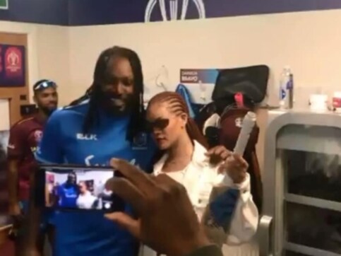 Rihanna meets Chris Gayle after Sri Lanka-West Indies match at ICC World Cup; cricketer signs his bat for her Rihanna meets Chris Gayle after Sri Lanka-West Indies match at ICC World Cup; cricketer signs his bat for her