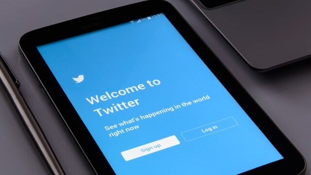 Twitter is partially back up after a global outage that lasted for over an hour Twitter is partially back up after a global outage that lasted for over an hour