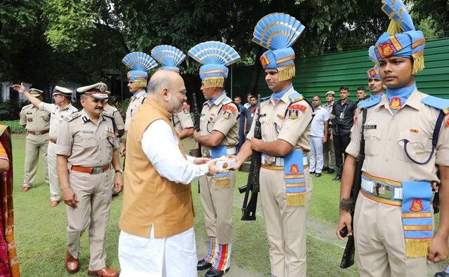 A flag-hoisting ceremony was also conducted at the official residence of Home Minister and BJP chief Amit Shah. Shah said that Narendra Modi’s speech reflects his vision and resolve to build a new India of everyone’s dream. Image courtesy: Twitter@AmitShah A flag-hoisting ceremony was also conducted at the official residence of Home Minister and BJP chief Amit Shah. Shah said that Narendra Modi’s speech reflects his vision and resolve to build a new India of everyone’s dream. Image courtesy: Twitter@AmitShah