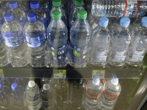San Francisco airport bans sale of single-use plastic water bottles in effort to reduce carbon footprint; fliers advised to buy refillable bottles San Francisco airport bans sale of single-use plastic water bottles in effort to reduce carbon footprint; fliers advised to buy refillable bottles