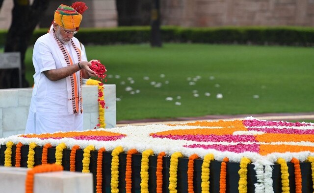 Before setting out for the Red Fort to deliver his speech, Narendra Modi paid tributes to Mahatma Gandhi at the Rajghat. Image courtesy:Twitter@PIBIndia Before setting out for the Red Fort to deliver his speech, Narendra Modi paid tributes to Mahatma Gandhi at the Rajghat. Image courtesy:Twitter@PIBIndia