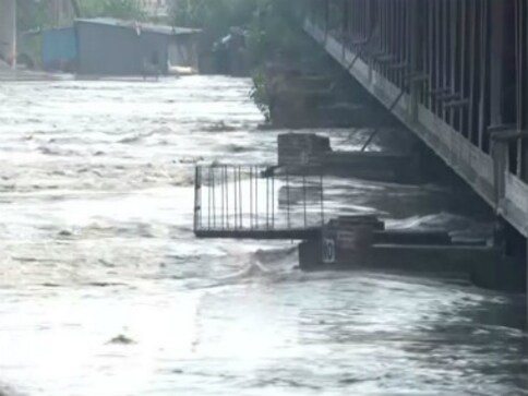 Delhi govt's flood control department says water level in Yamuna not rising anymore; river had breached danger mark on Monday Delhi govt's flood control department says water level in Yamuna not rising anymore; river had breached danger mark on Monday