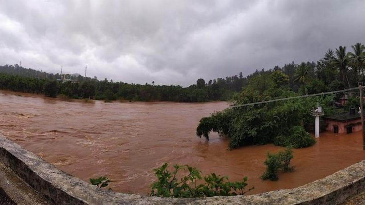 A flooded Bhadra river near Balehonnur. Image credit: Mrunmayee.