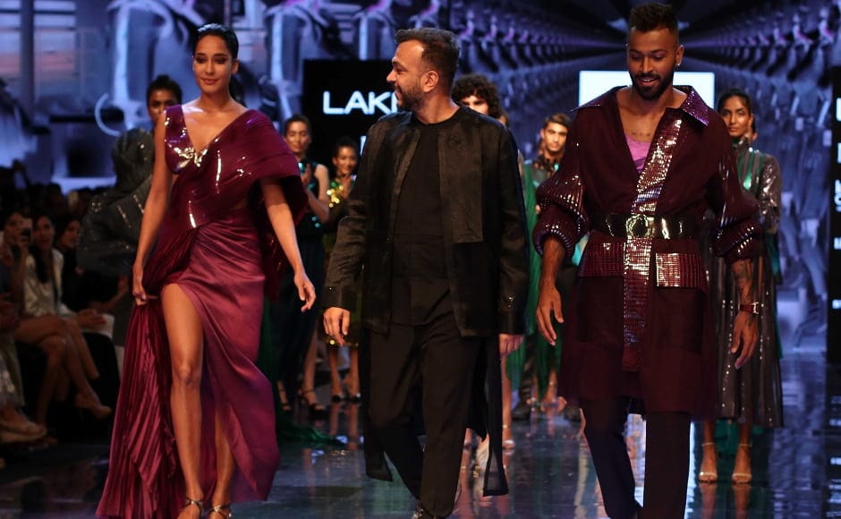 Lisa Haydon, cricketer Hardik Panday walked the ramp for designer Amit Aggarwal who launched his collection Flux at LFW 2019. | Sachin Gokhale Lisa Haydon, cricketer Hardik Panday walked the ramp for designer Amit Aggarwal who launched his collection Flux at LFW 2019. | Sachin Gokhale
