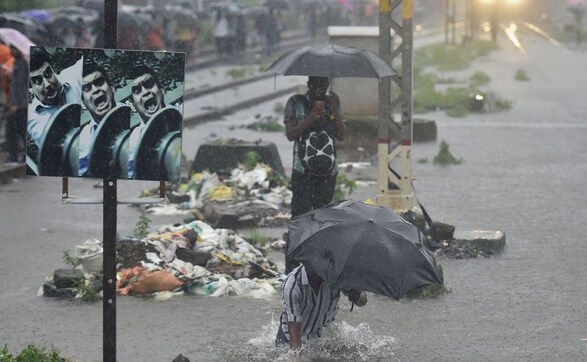 Incessant rains lash Mumbai, neighbouring districts, disrupting road, rail traffic; extremely heavy rainfall expected in next 24 hours Incessant rains lash Mumbai, neighbouring districts, disrupting road, rail traffic; extremely heavy rainfall expected in next 24 hours