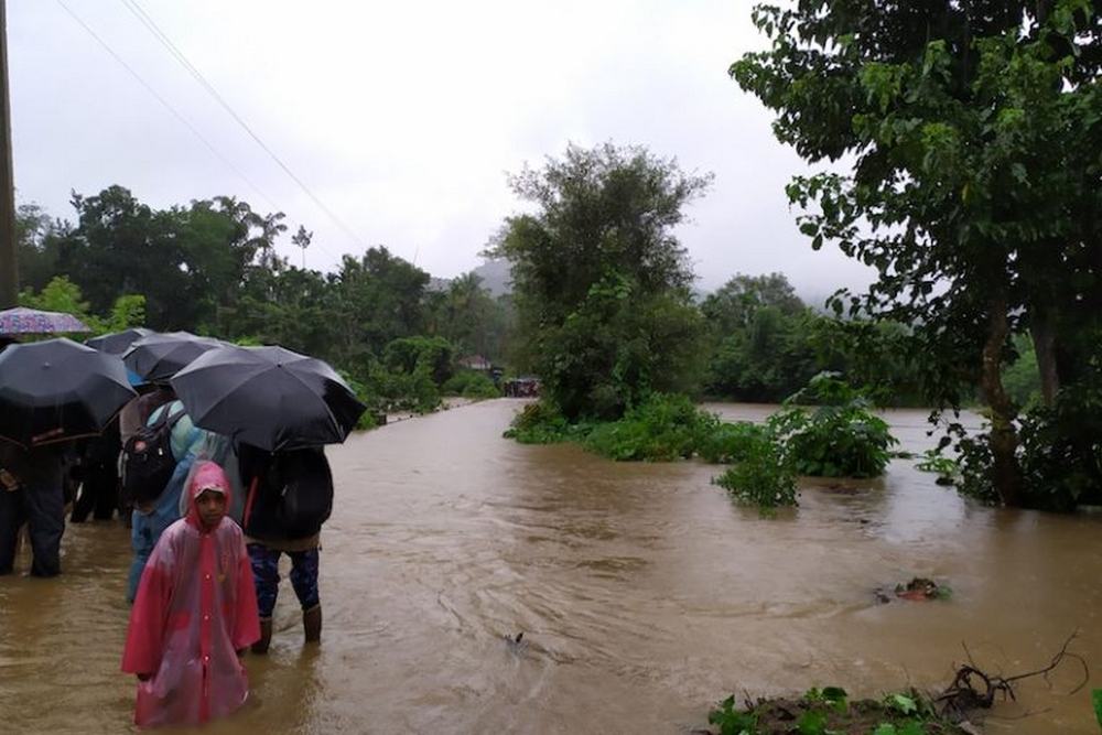 An overflowing bridge near Khandya. Image credit: Mrunmayee.