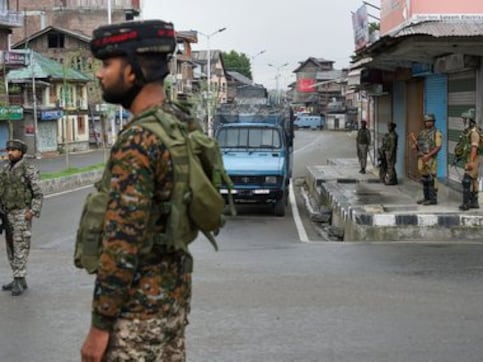 J&K police officer Imityaz Ali says situation in Kashmir 'limping' back to normal, tweets videos from Srinagar J&K police officer Imityaz Ali says situation in Kashmir 'limping' back to normal, tweets videos from Srinagar