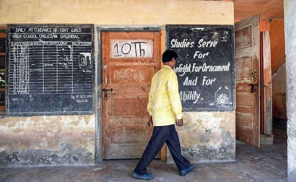 Restrictions on functioning of schools, markets lifted in many areas of Kashmir; Satya Pal Malik indicates communication blockade may not end soon Restrictions on functioning of schools, markets lifted in many areas of Kashmir; Satya Pal Malik indicates communication blockade may not end soon