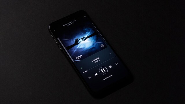 Apple, Spotify are in discussions to let users use Siri to control the music streaming app Apple, Spotify are in discussions to let users use Siri to control the music streaming app