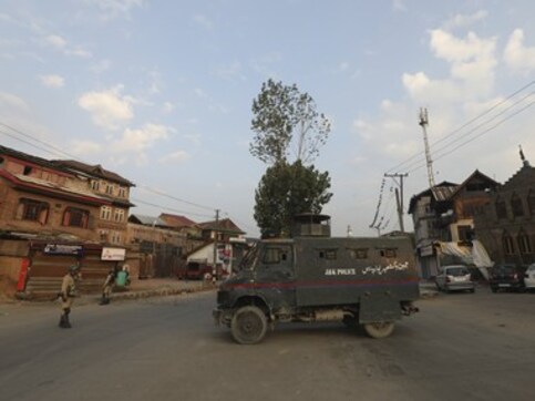 Kashmir in lockdown: Eerie silence hangs over Srinagar as armed soldiers patrol streets; 'May God help us,' says resident Kashmir in lockdown: Eerie silence hangs over Srinagar as armed soldiers patrol streets; 'May God help us,' says resident