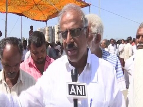 State BJP leaders visit villagers in Amaravati, stand by their demand for debate on shifting of Andhra Pradesh capital State BJP leaders visit villagers in Amaravati, stand by their demand for debate on shifting of Andhra Pradesh capital