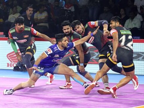 Pro Kabaddi 2019: Vikash Khandola stars in Haryana Steelers' thrilling win against Bengaluru Bulls Pro Kabaddi 2019: Vikash Khandola stars in Haryana Steelers' thrilling win against Bengaluru Bulls