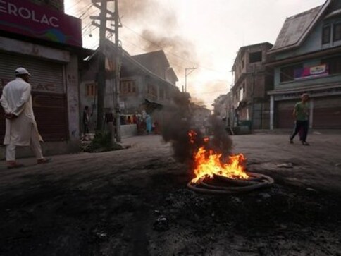 Ten injured in grenade attack outside Deputy Commissioner's office in Jammu and Kashmir's Anantnag Ten injured in grenade attack outside Deputy Commissioner's office in Jammu and Kashmir's Anantnag