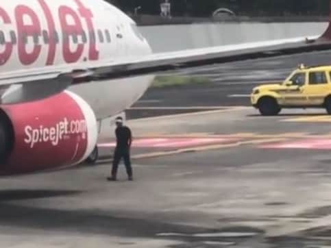 Scare at Mumbai airport after man walks into path of taxiing SpiceJet flight; alert pilots avert disaster Scare at Mumbai airport after man walks into path of taxiing SpiceJet flight; alert pilots avert disaster
